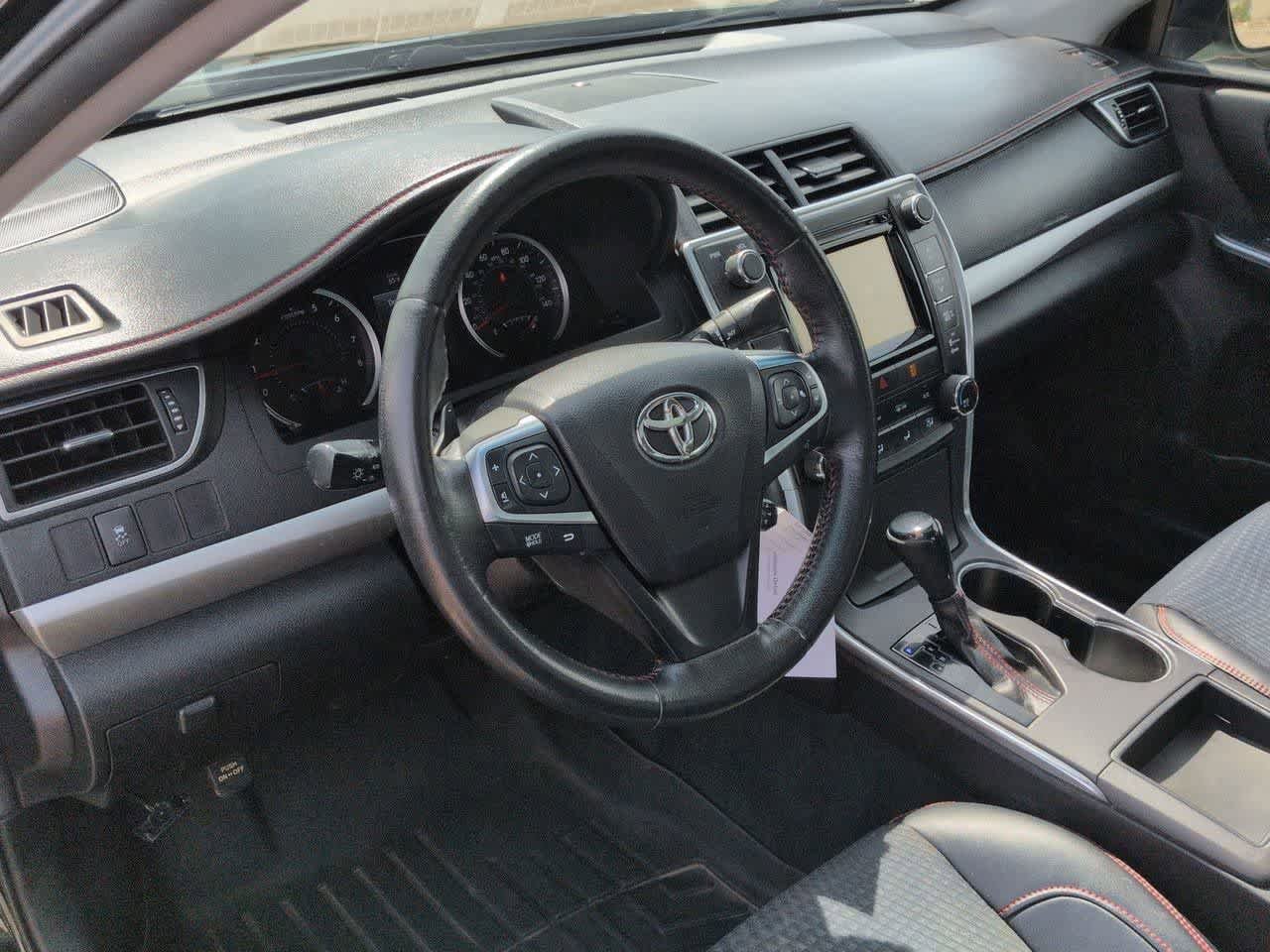 Used 2015 Toyota Camry SE w/ Moonroof Package FWD video 2