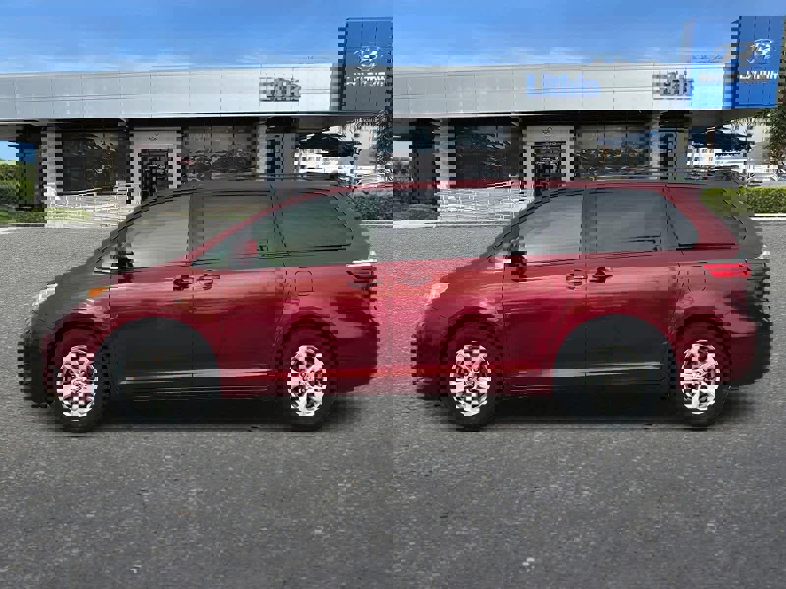 Used 2017 Toyota Sienna LE image 6