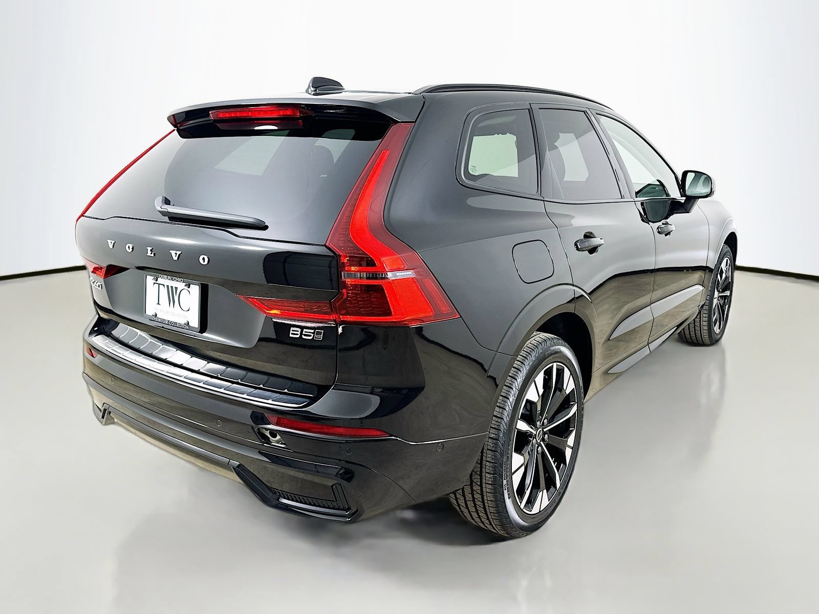 New 2026 Volvo XC60 B5 Plus w/ Protection Package Premier AWD/4WD image 5