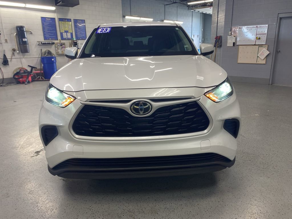 Used 2023 Toyota Highlander L image 2