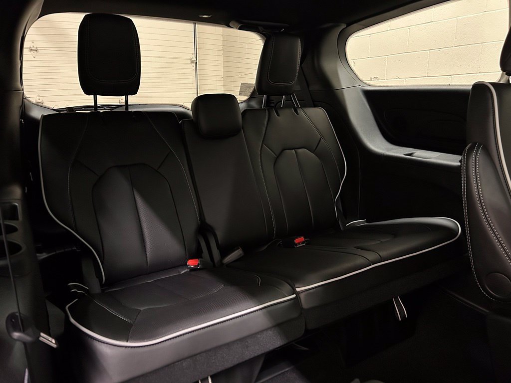 New 2027 Chrysler Pacifica Limited FWD image 12