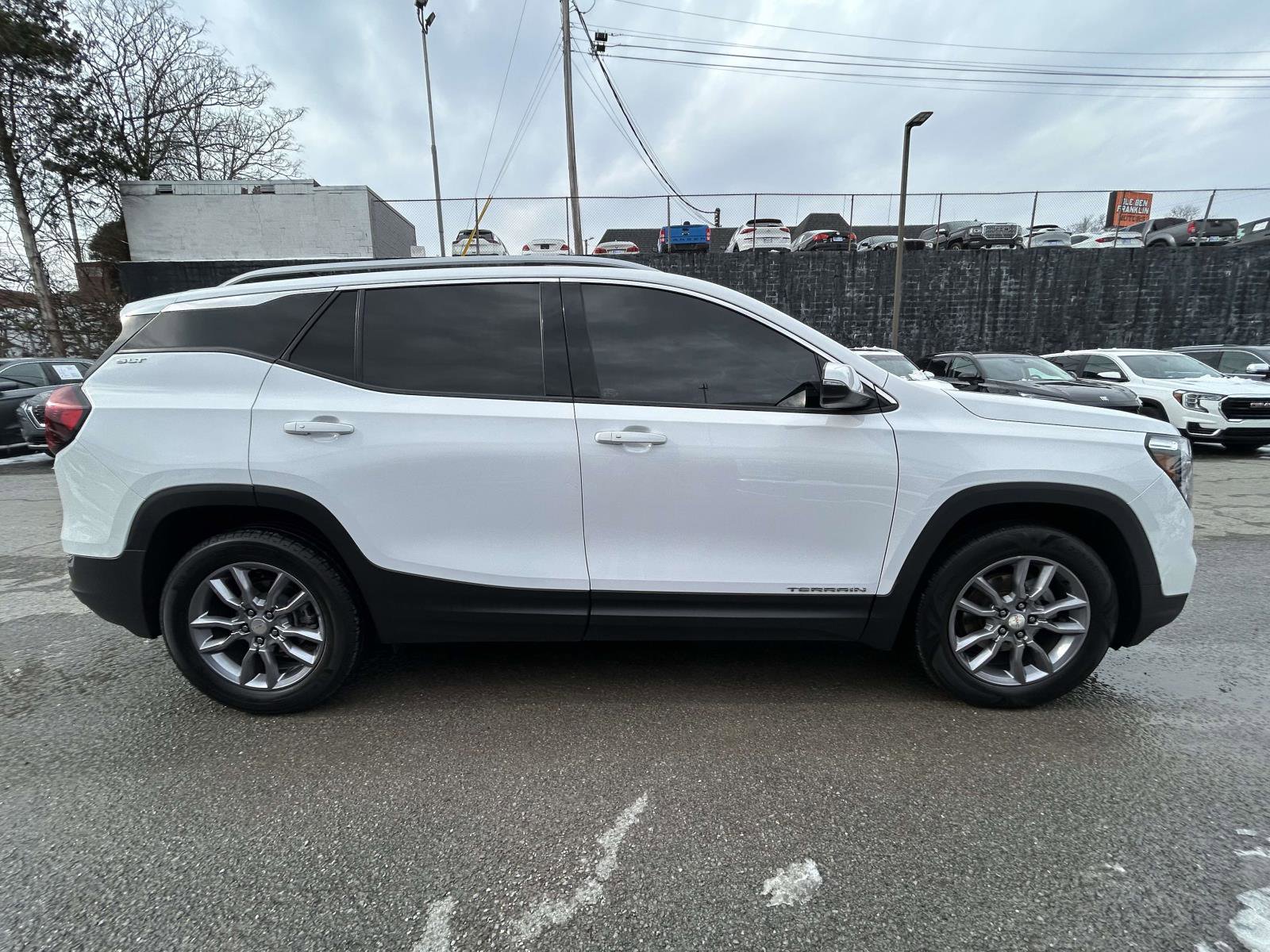 Used 2023 GMC Terrain SLT image 2