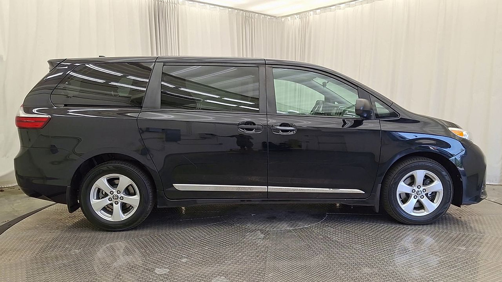 Used 2020 Toyota Sienna L FWD image 4