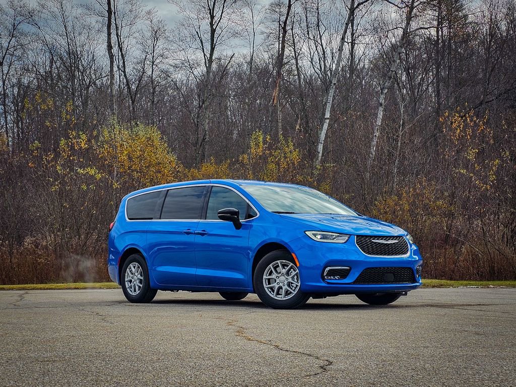 New 2026 Chrysler Pacifica Select image 2