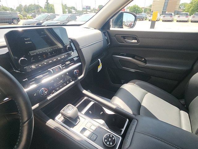 Used 2025 Nissan Pathfinder SL w/ Black Appearance Package AWD/4WD image 27