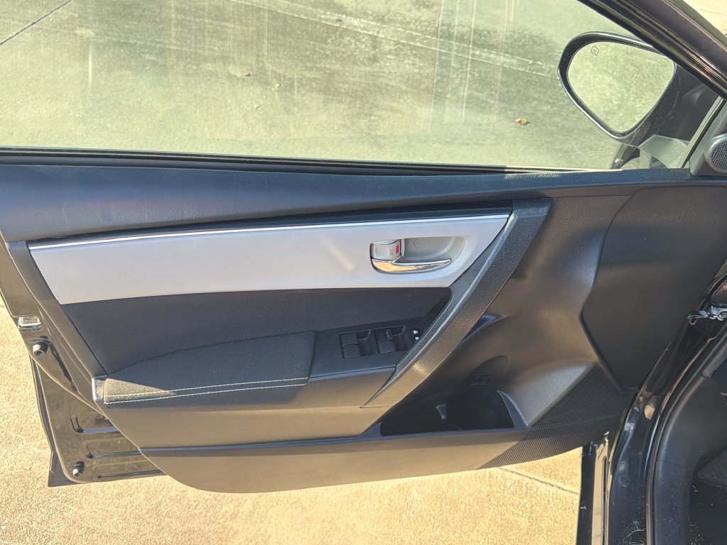 Used 2018 Toyota Corolla LE FWD image 16