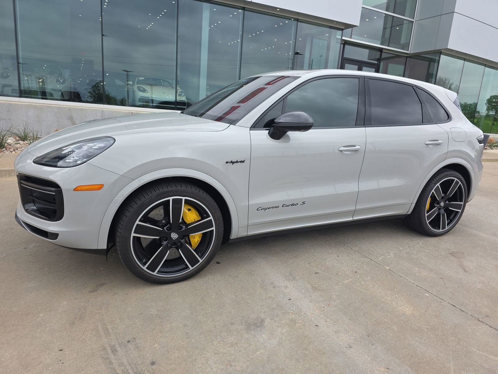 Used 2020 Porsche Cayenne Turbo S image 2
