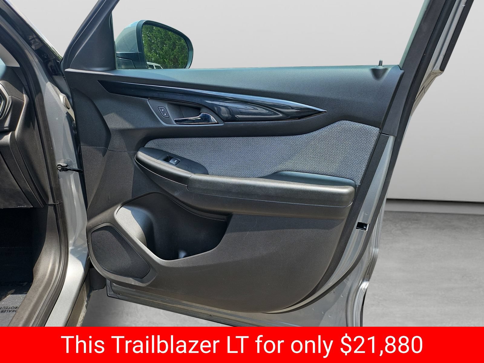 Used 2025 Chevrolet TrailBlazer LT AWD/4WD image 36