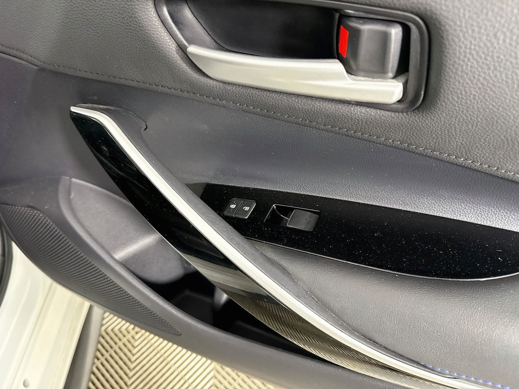 Used 2020 Toyota Corolla XSE FWD image 31