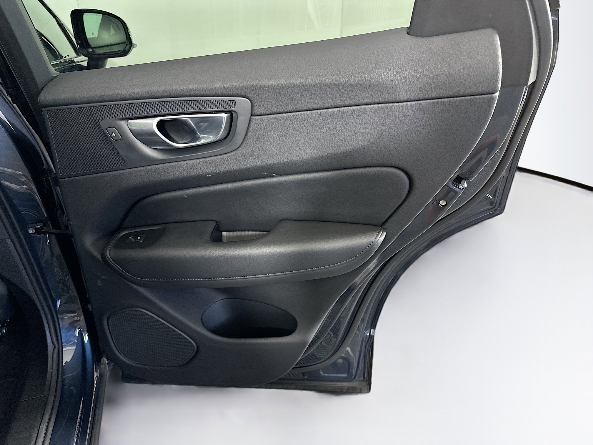 Used 2025 Volvo XC60 B5 Core image 32