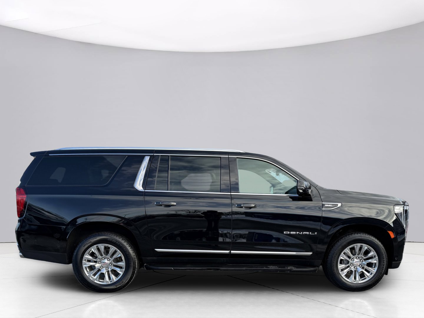 Used 2024 GMC Yukon XL Denali w/ Advanced Technology Package image 13