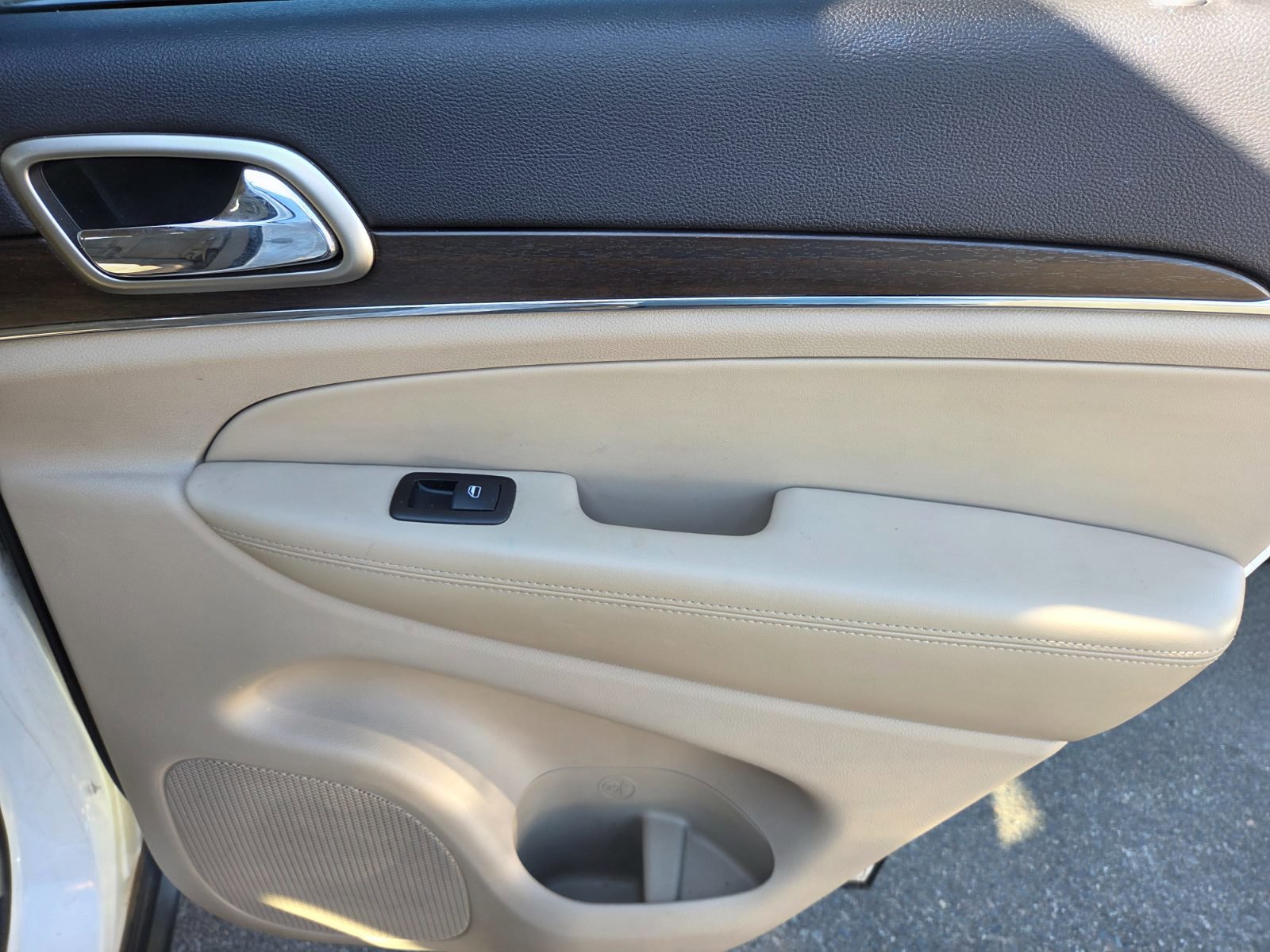 Used 2014 Jeep Grand Cherokee Limited w/ Luxury Group II image 12