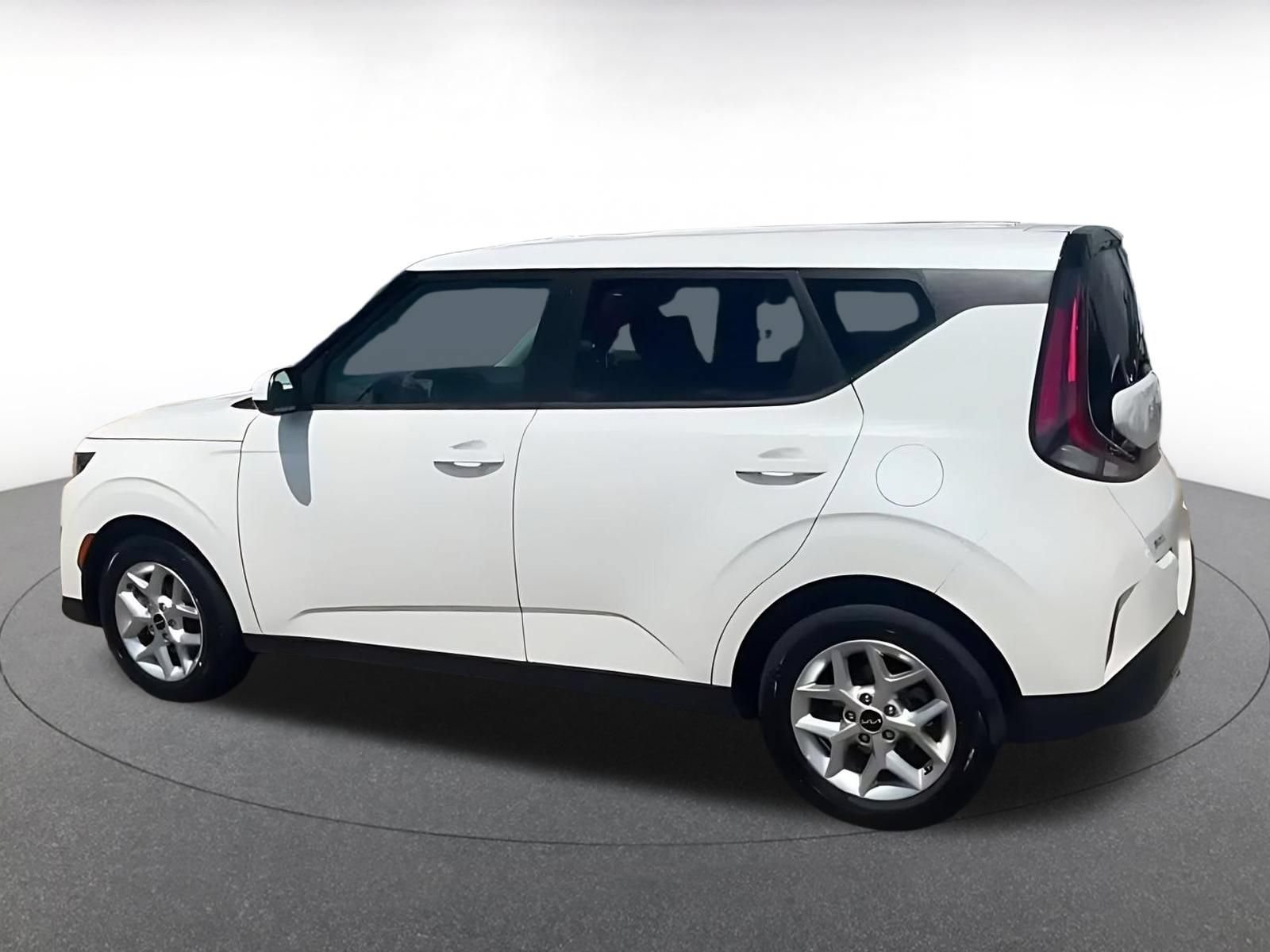 Used 2025 Kia Soul LX w/ LX Technology Package FWD image 10