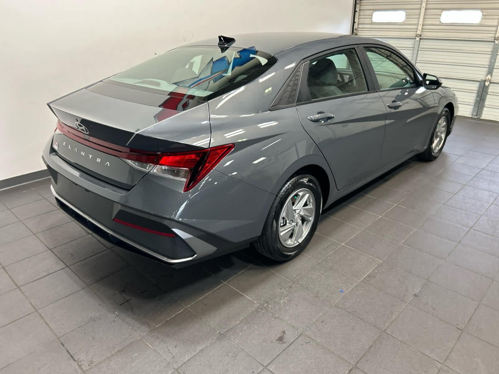 New 2026 Hyundai Elantra SE FWD image 3