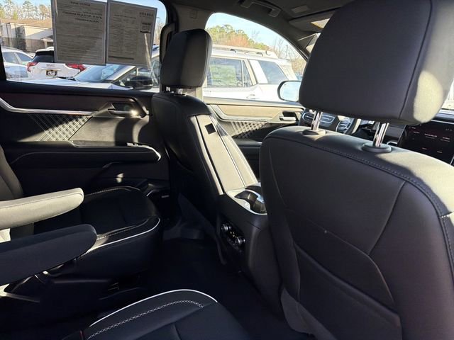 Used 2025 GMC Acadia Denali image 18