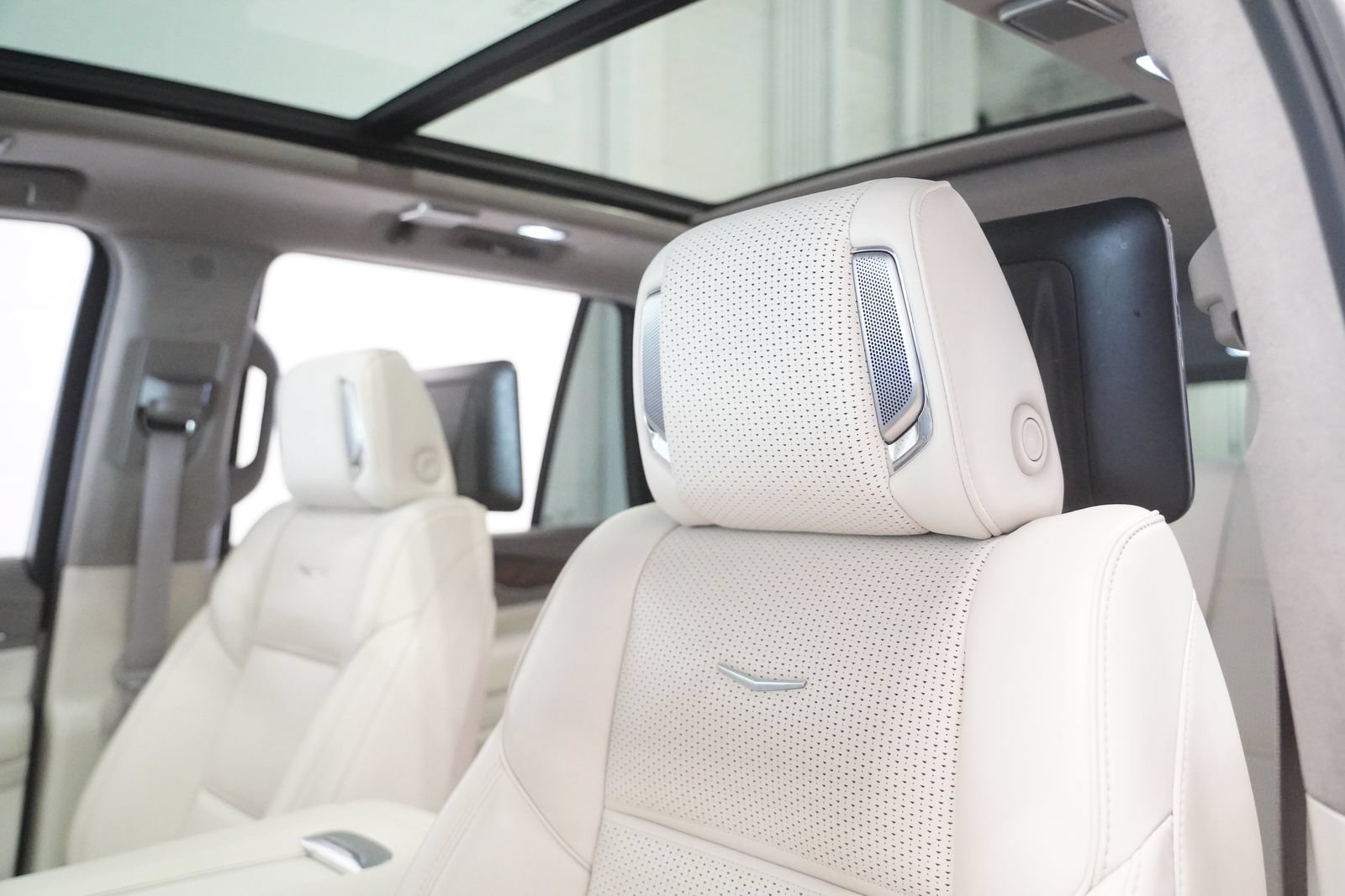 Used 2021 Cadillac Escalade Premium Luxury Platinum w/ Heavy-Duty Trailer Package AWD/4WD image 12