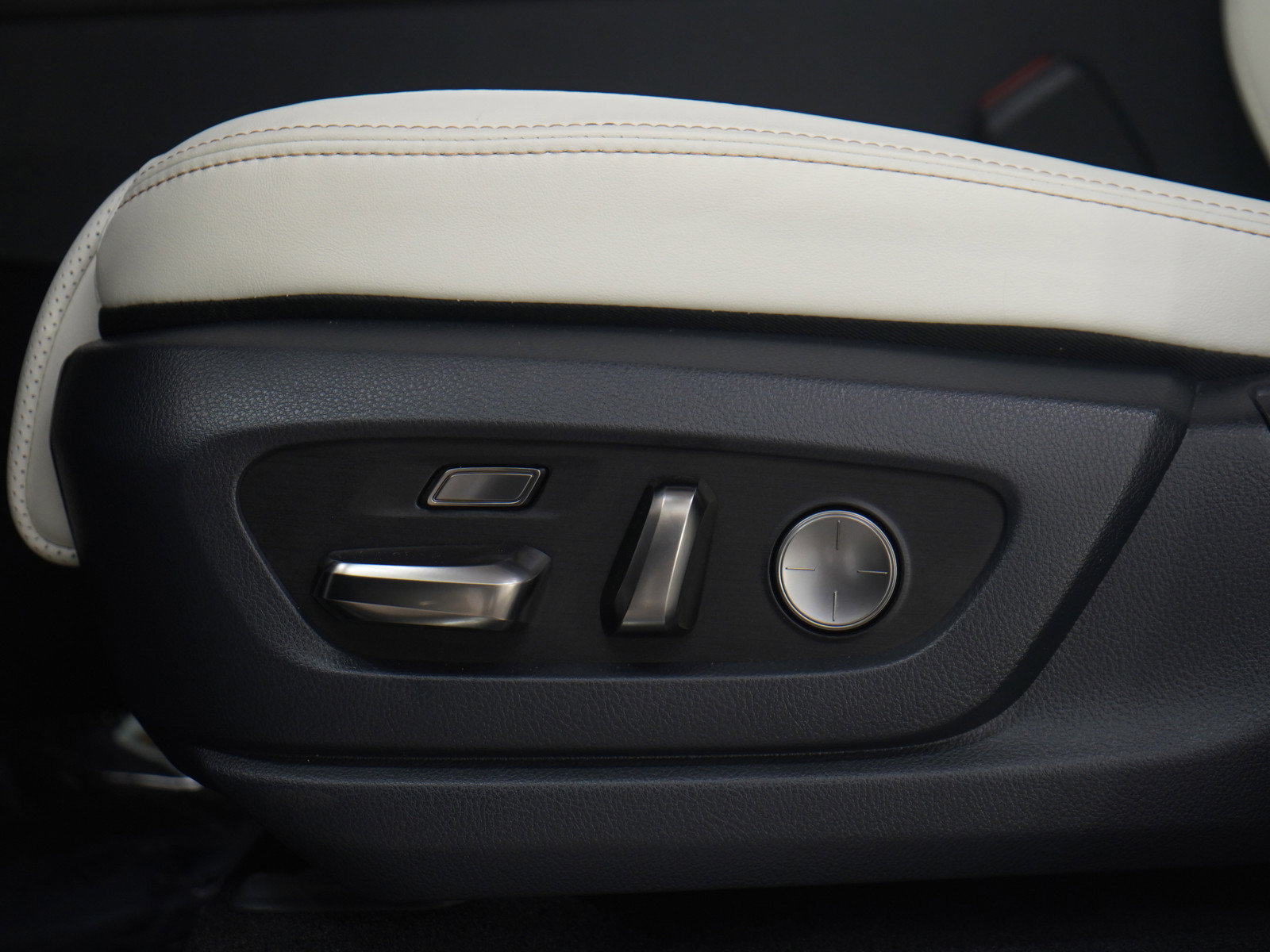 Used 2025 Lexus LX 600 4WD w/ Accessory Package (2T) image 30