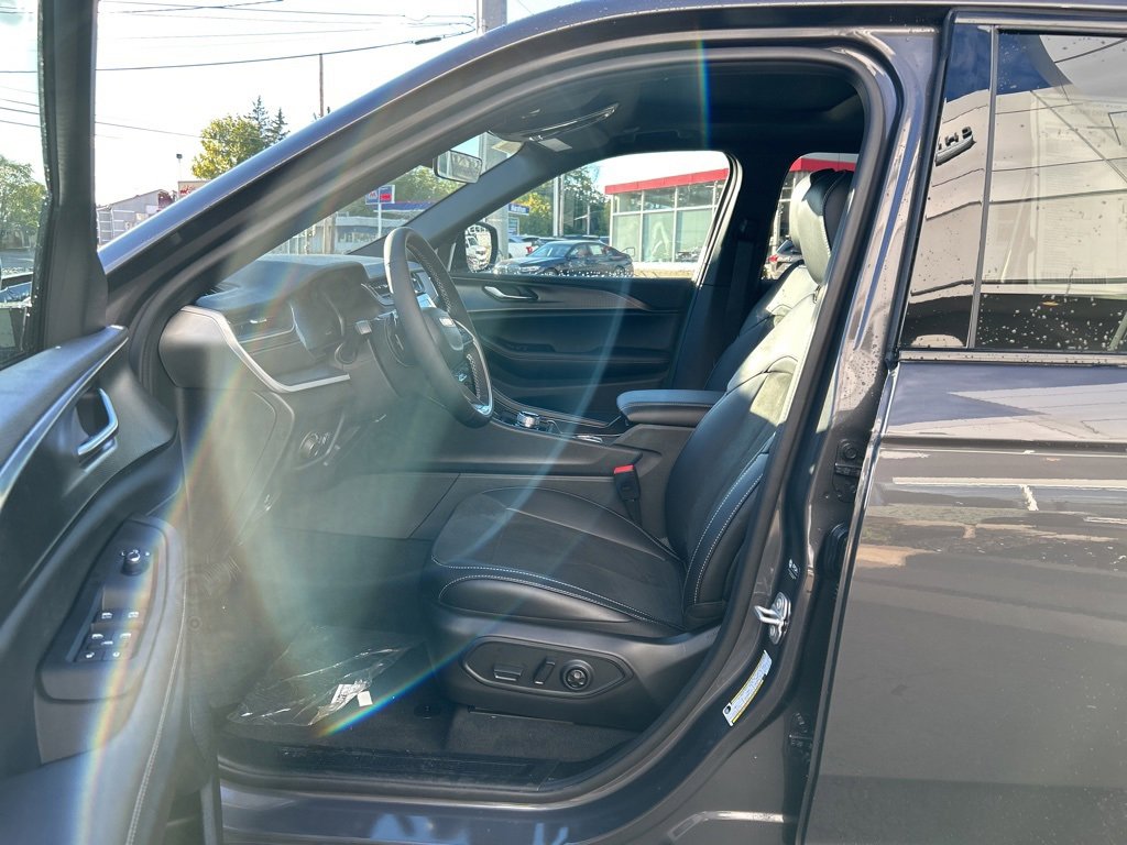 New 2025 Jeep Grand Cherokee image 9