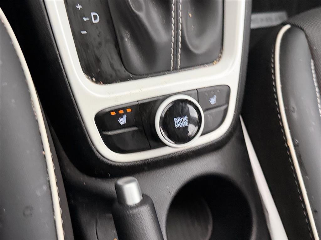 Used 2025 Hyundai Venue Limited image 25