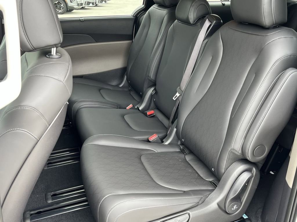 New 2026 Kia Carnival EX image 24
