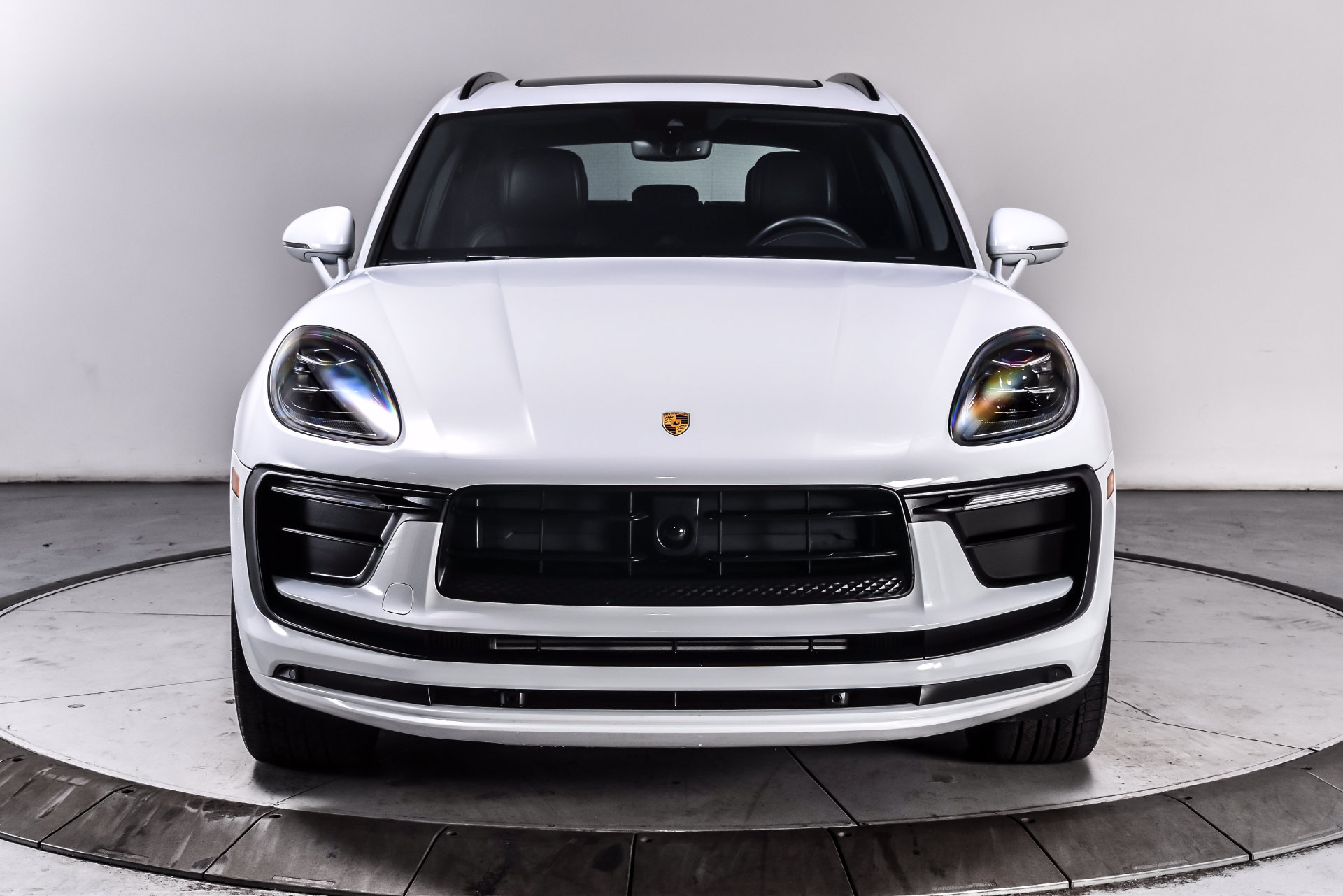 Used 2023 Porsche Macan AWD/4WD image 2