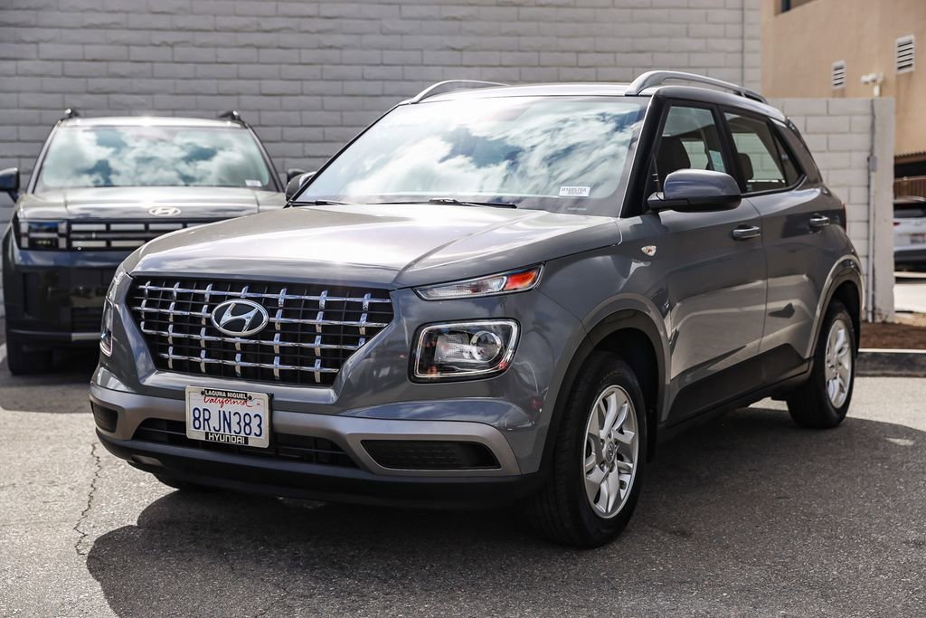 Used 2020 Hyundai Venue SEL FWD image 3