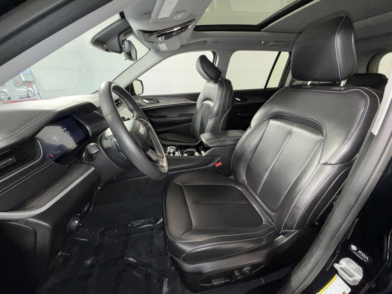 Used 2023 Jeep Grand Cherokee Limited image 13