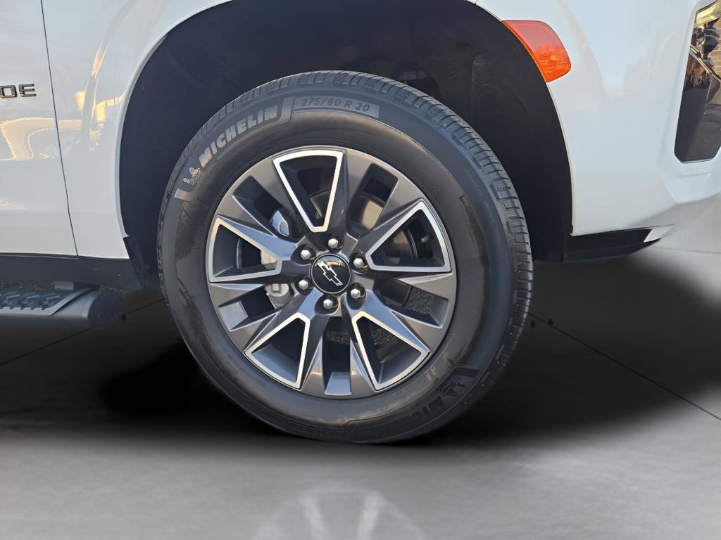 Used 2023 Chevrolet Tahoe Z71 w/ Luxury Package AWD/4WD image 2