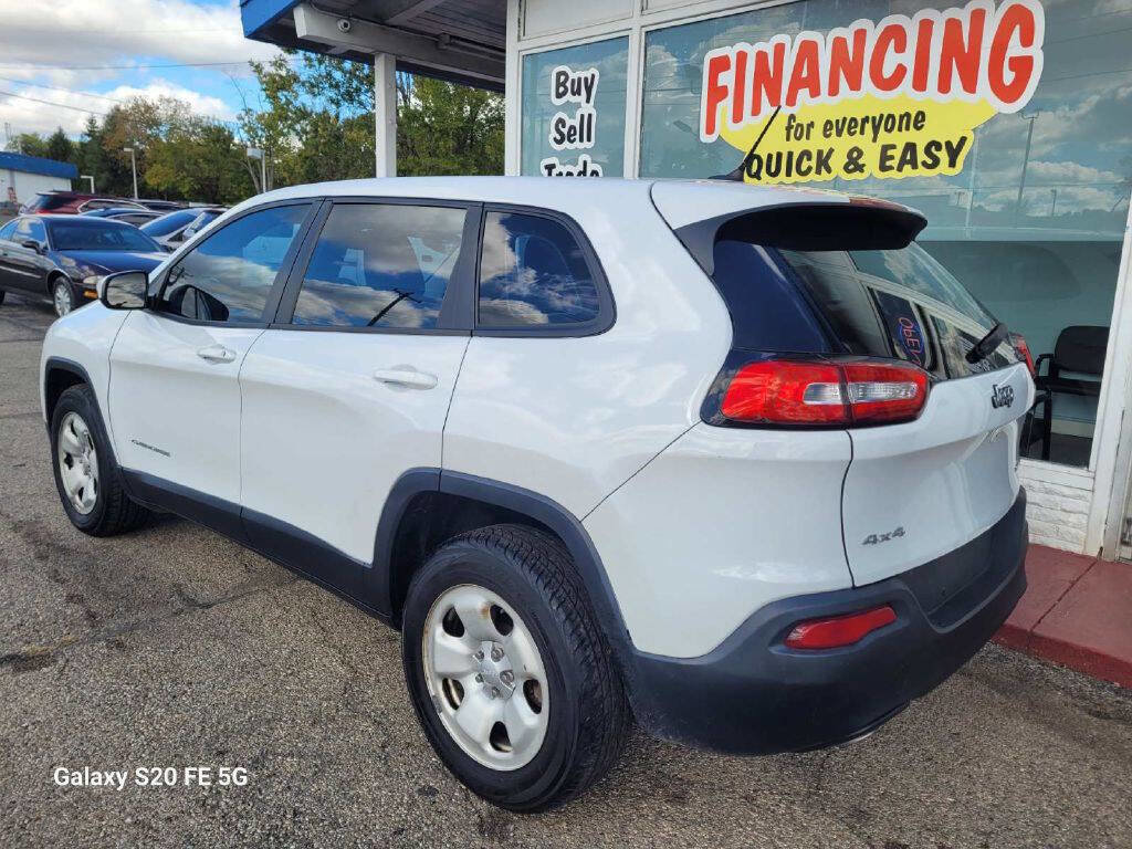 Used 2016 Jeep Cherokee Sport image 4