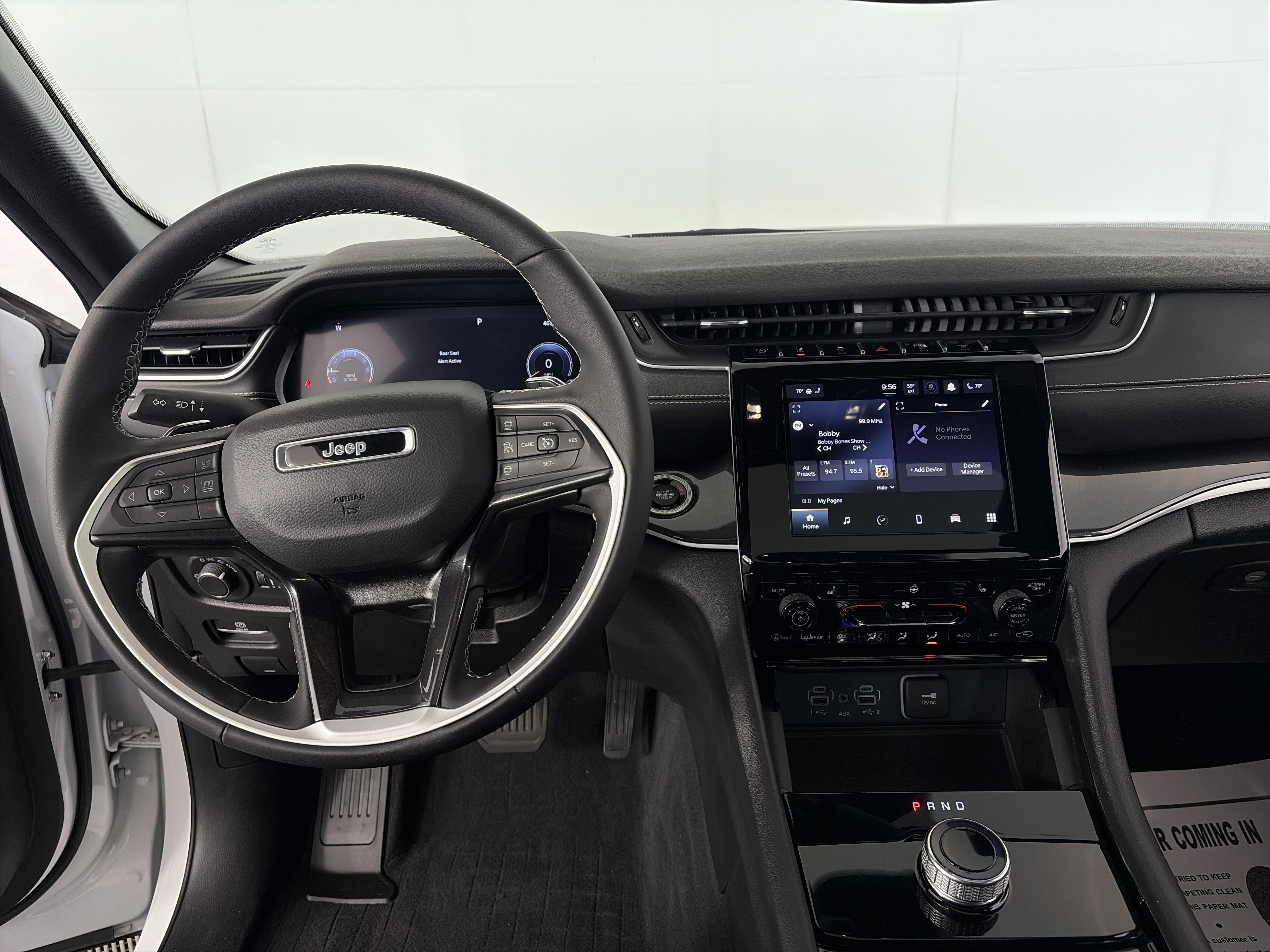 Used 2023 Jeep Grand Cherokee L Laredo image 3