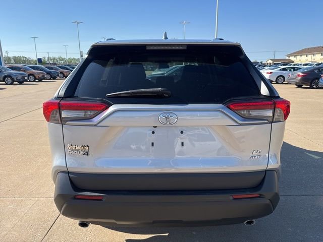 Used 2019 Toyota RAV4 LE image 4