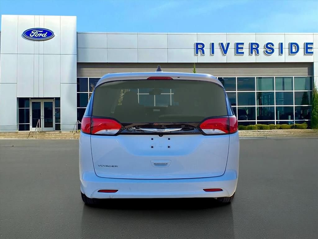 Used 2023 Chrysler Voyager LX image 5