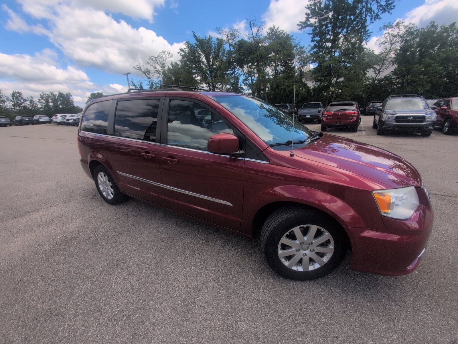 Used 2015 Chrysler Town & Country Touring FWD image 31
