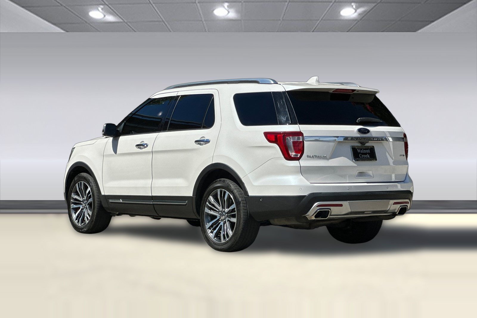 Used 2016 Ford Explorer Platinum AWD/4WD image 3