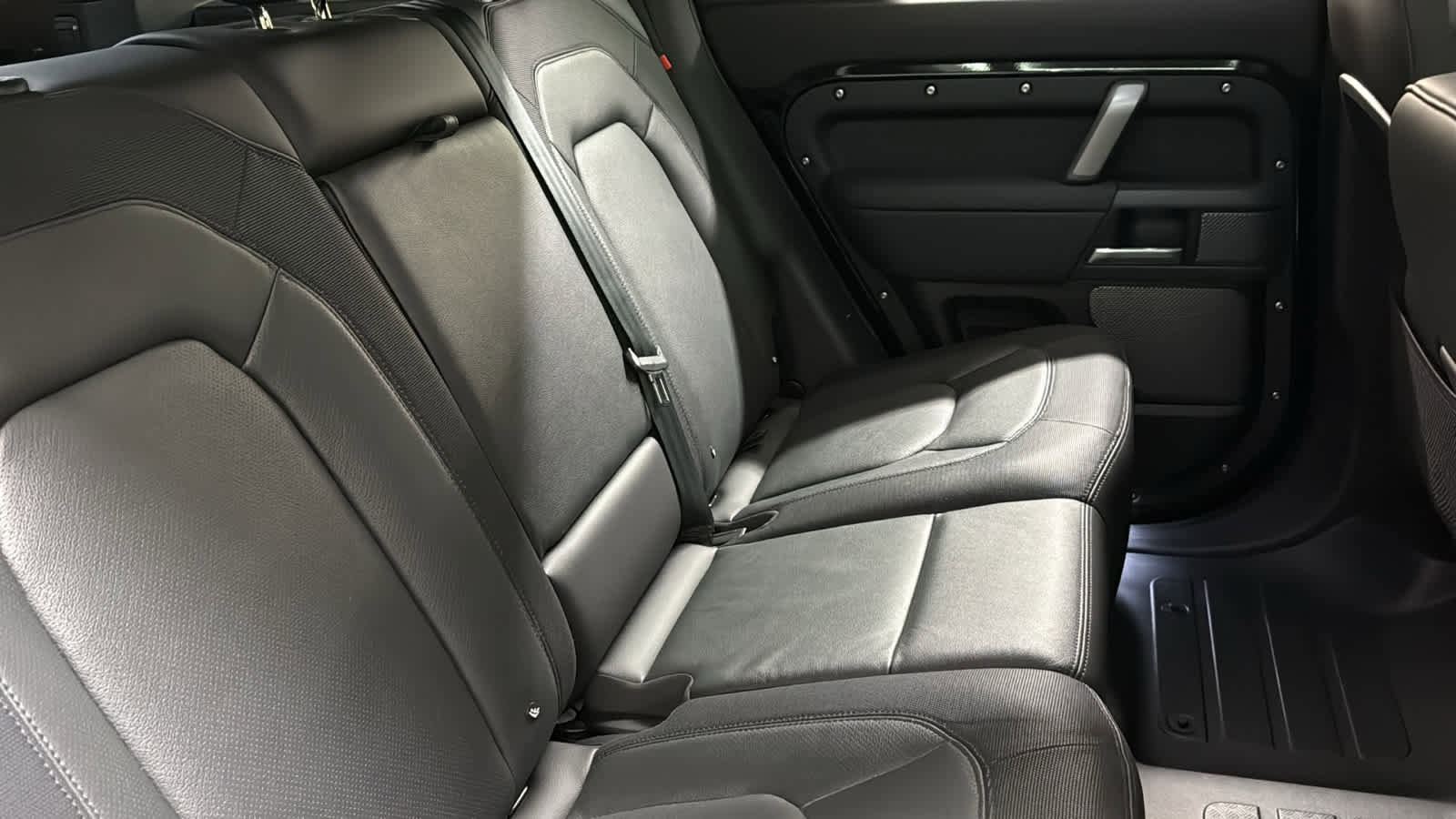 Used 2024 Land Rover Defender 110 X-Dynamic SE AWD/4WD image 31