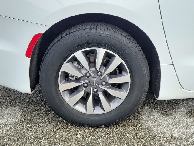 Used 2024 Chrysler Pacifica Limited FWD image 6