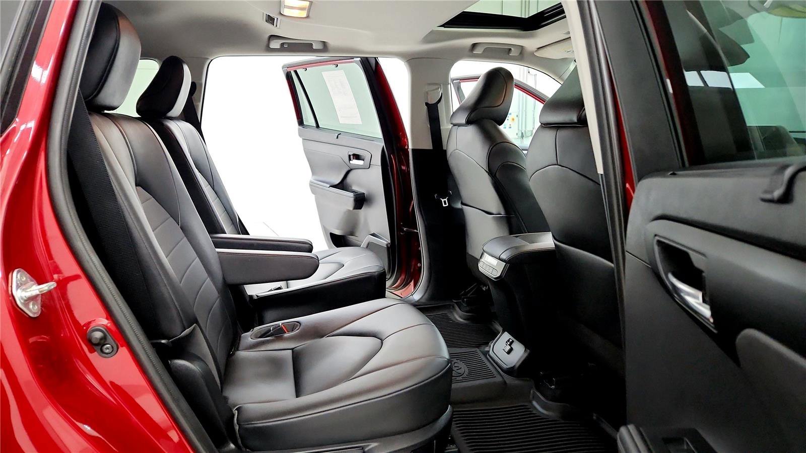 Used 2020 Toyota Highlander XLE image 18