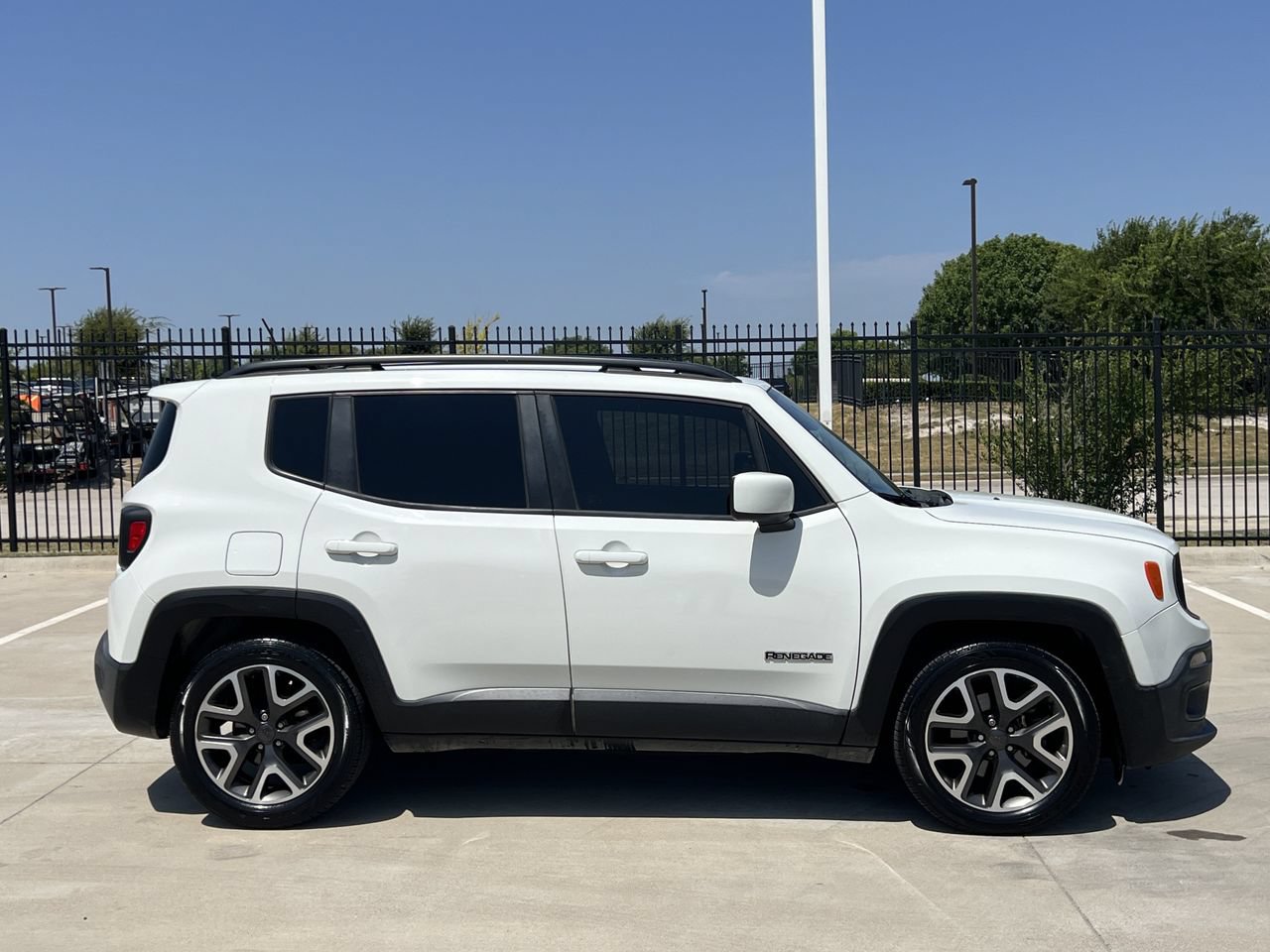 Used 2018 Jeep Renegade Latitude FWD image 3