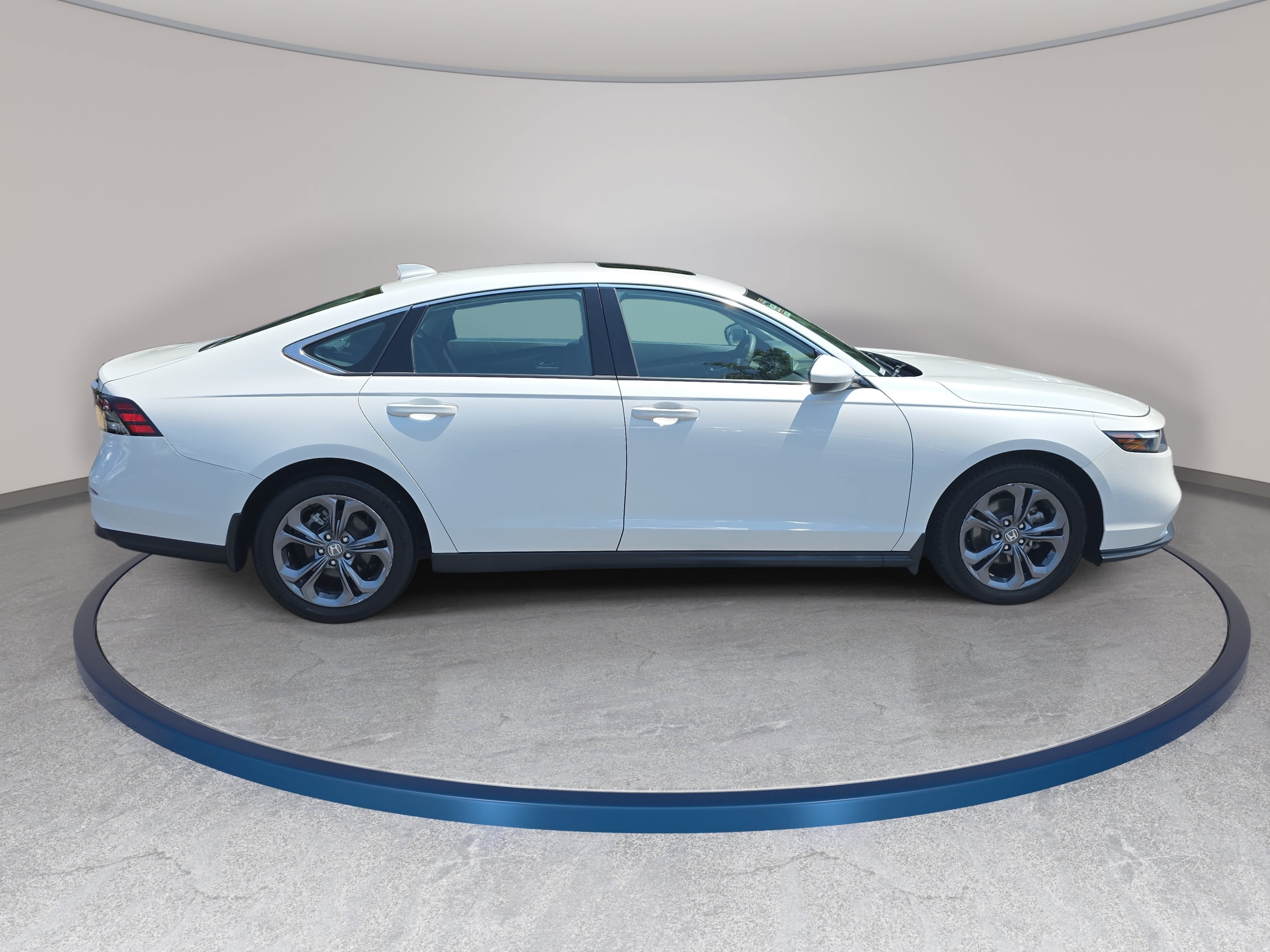 Used 2023 Honda Accord EX image 4