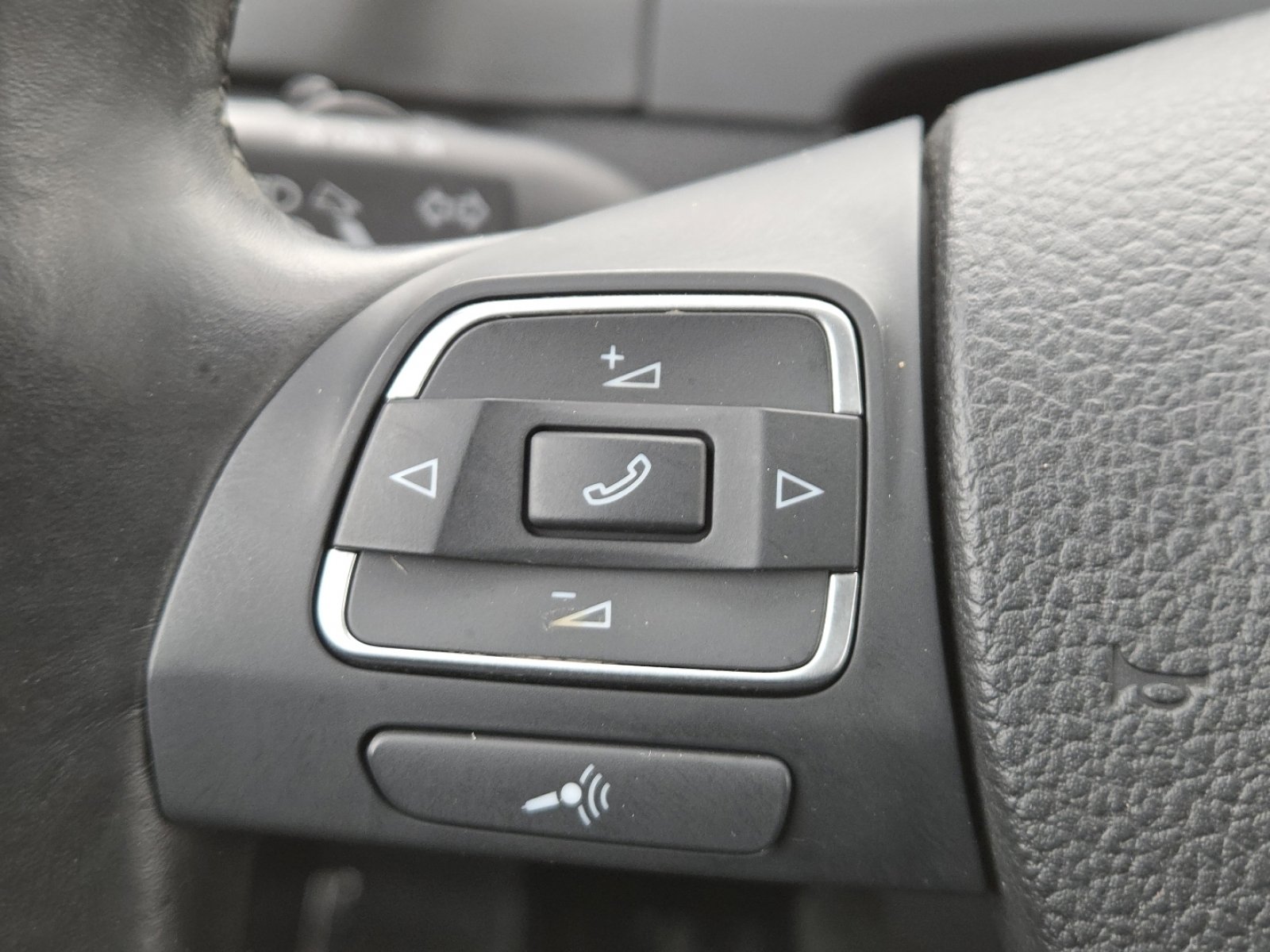 Used 2011 Volkswagen Tiguan S image 31