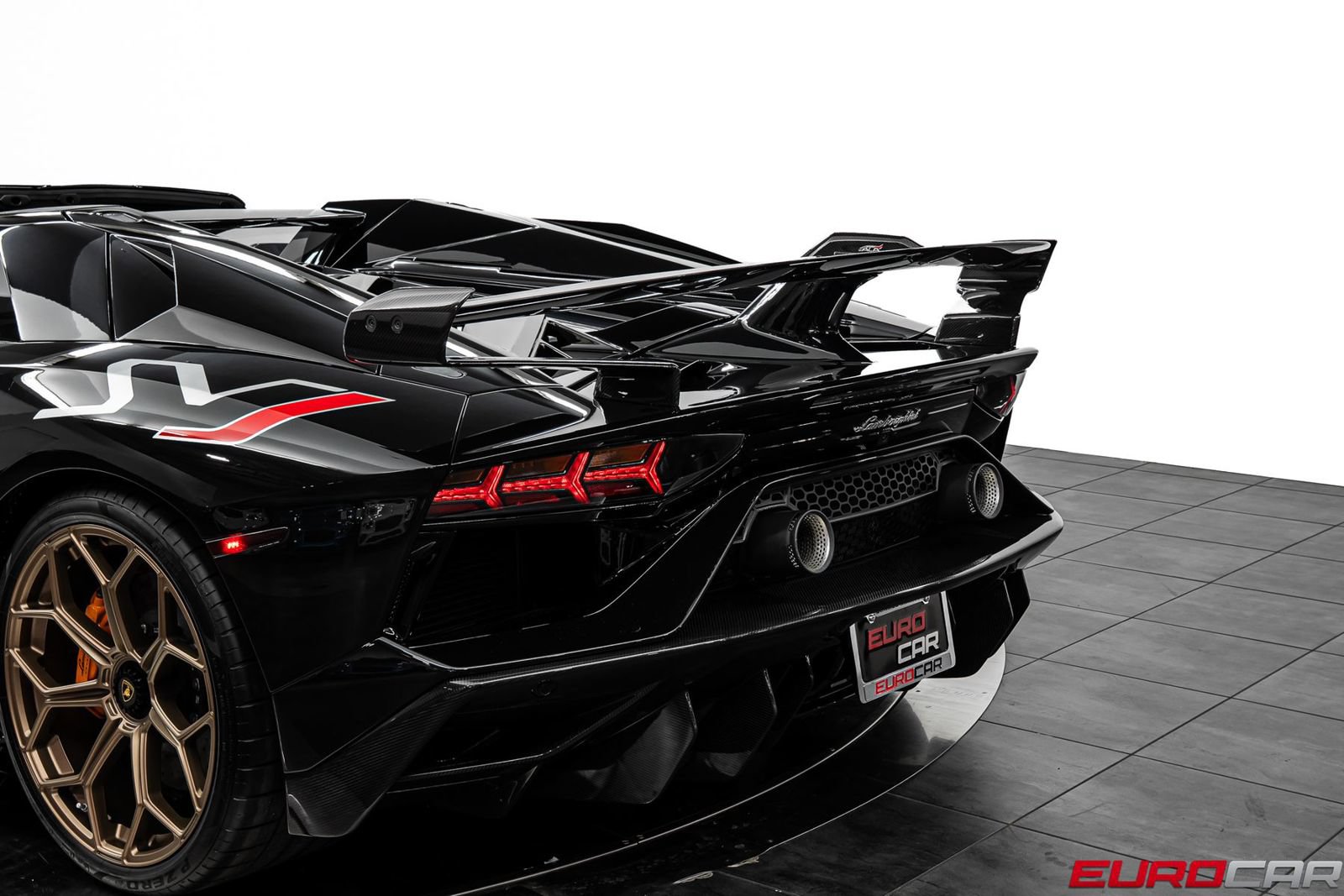 Used 2021 Lamborghini Aventador SVJ AWD/4WD image 24
