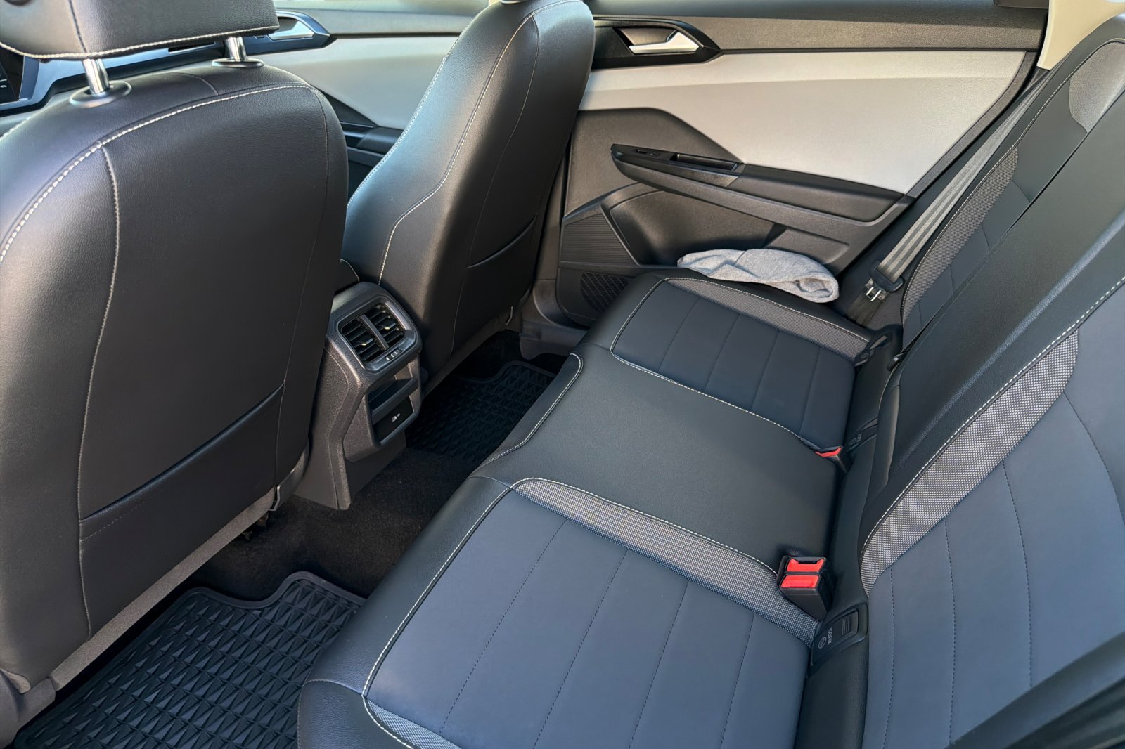 Used 2023 Volkswagen Taos SE w/ Panoramic Sunroof Package FWD image 12