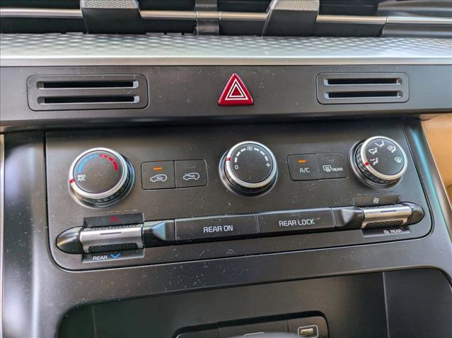 Used 2023 Kia Carnival LX image 13