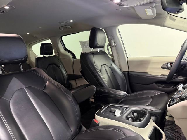 Used 2023 Chrysler Pacifica Touring-L image 30