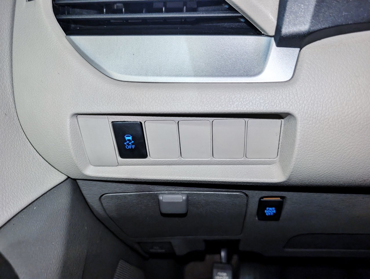 Used 2015 Toyota Sienna LE FWD image 42