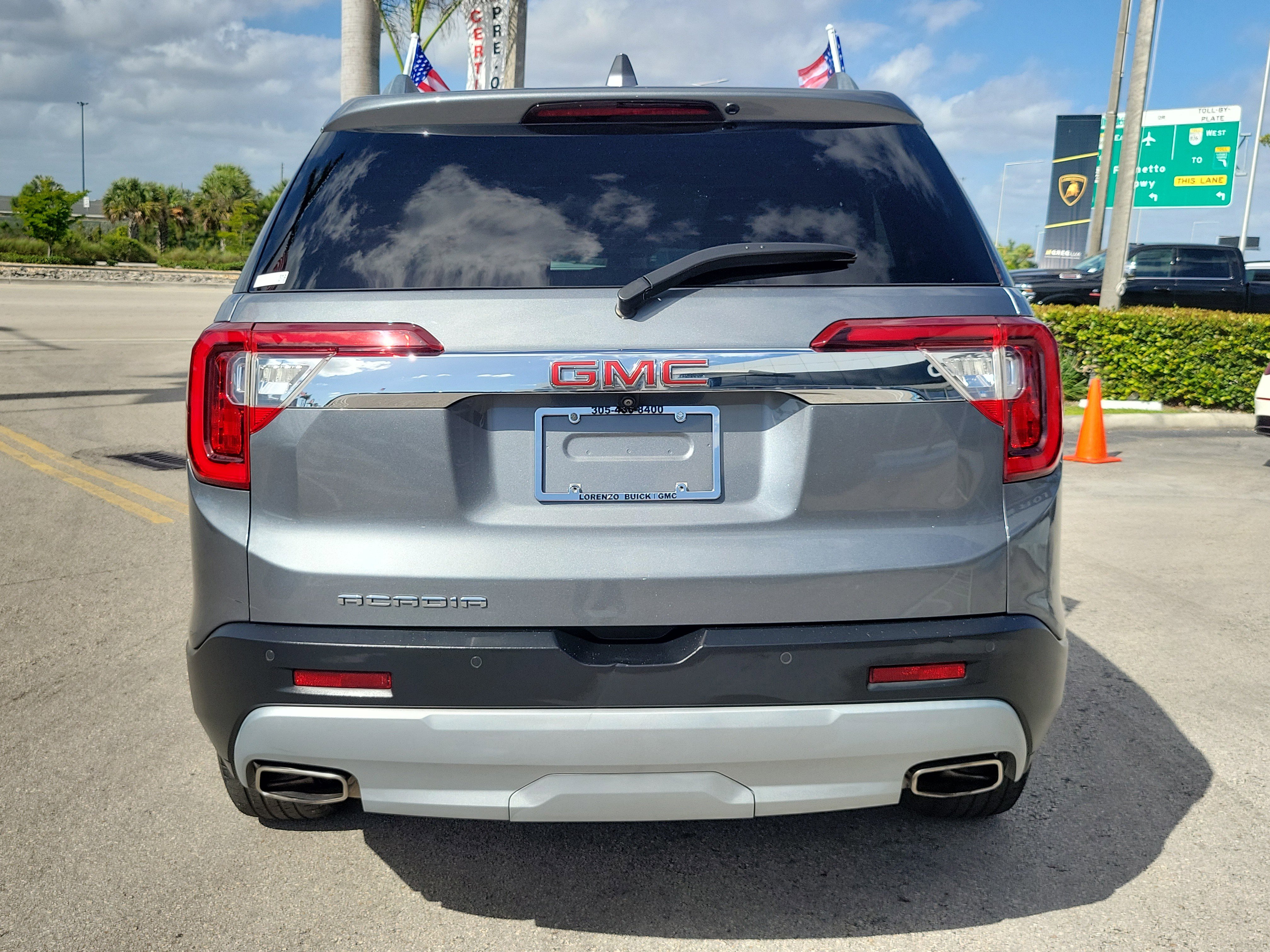 Used 2022 GMC Acadia SLT w/ Technology Package FWD image 6