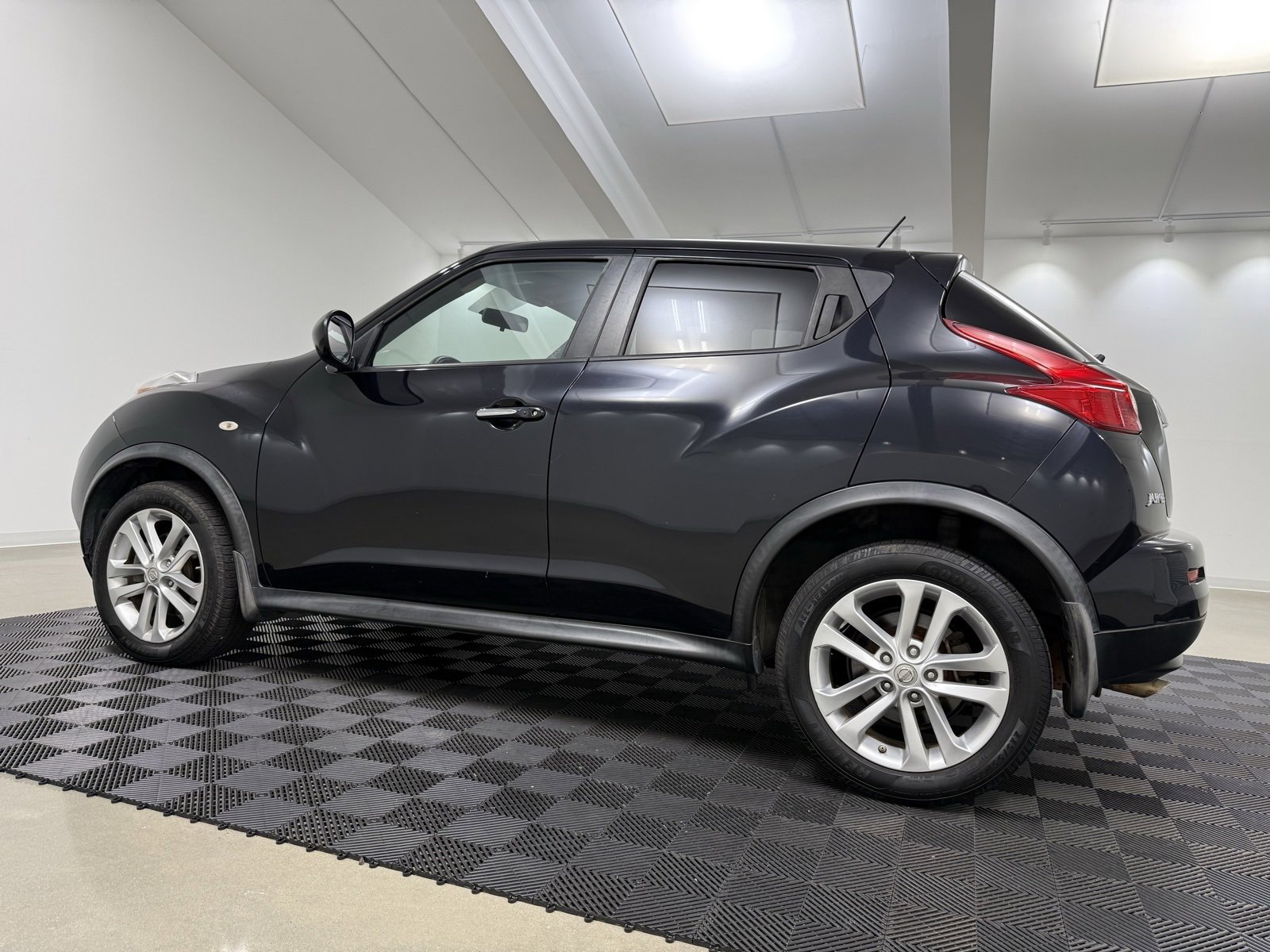 Used 2011 Nissan Juke SV w/ Interior Illumination Pkg image 4