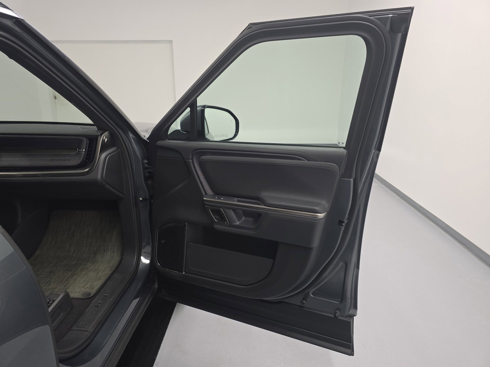 Used 2024 Rivian R1S Adventure AWD/4WD image 18