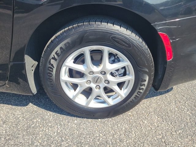 Used 2023 Chrysler Pacifica Touring FWD image 12