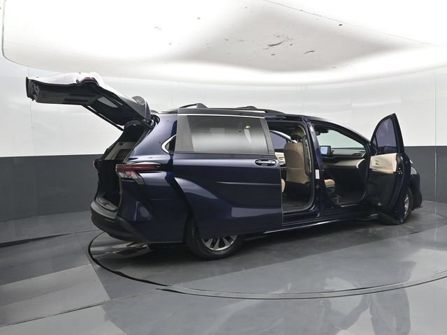 Used 2023 Toyota Sienna XLE FWD image 57